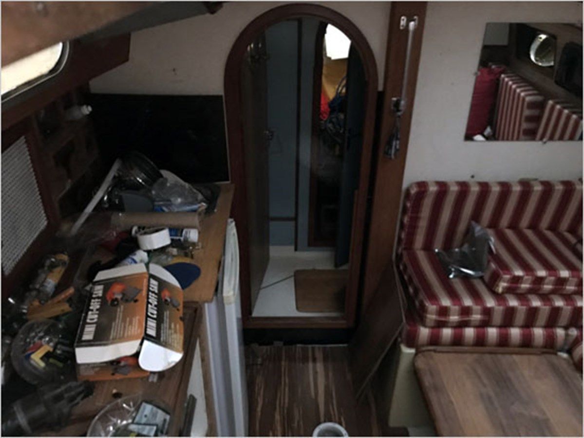 INVICTUS 33 yacht sale