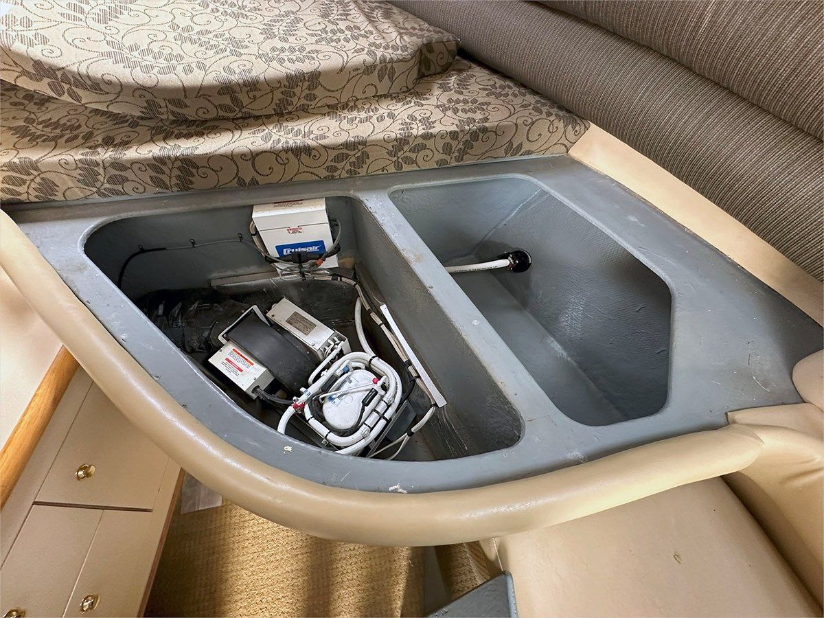 1998 Sea Ray 330 DA 33