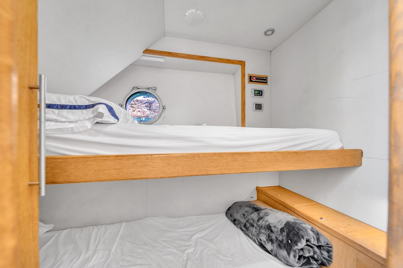 best yacht sales deals Aicon 75 75