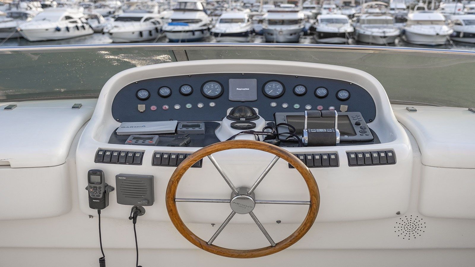 Buy a yacht Titan Azimut 85