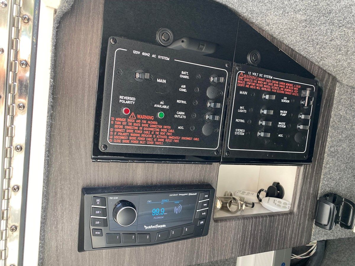 Buy a yacht Lady Bird 2 - Formula Boats