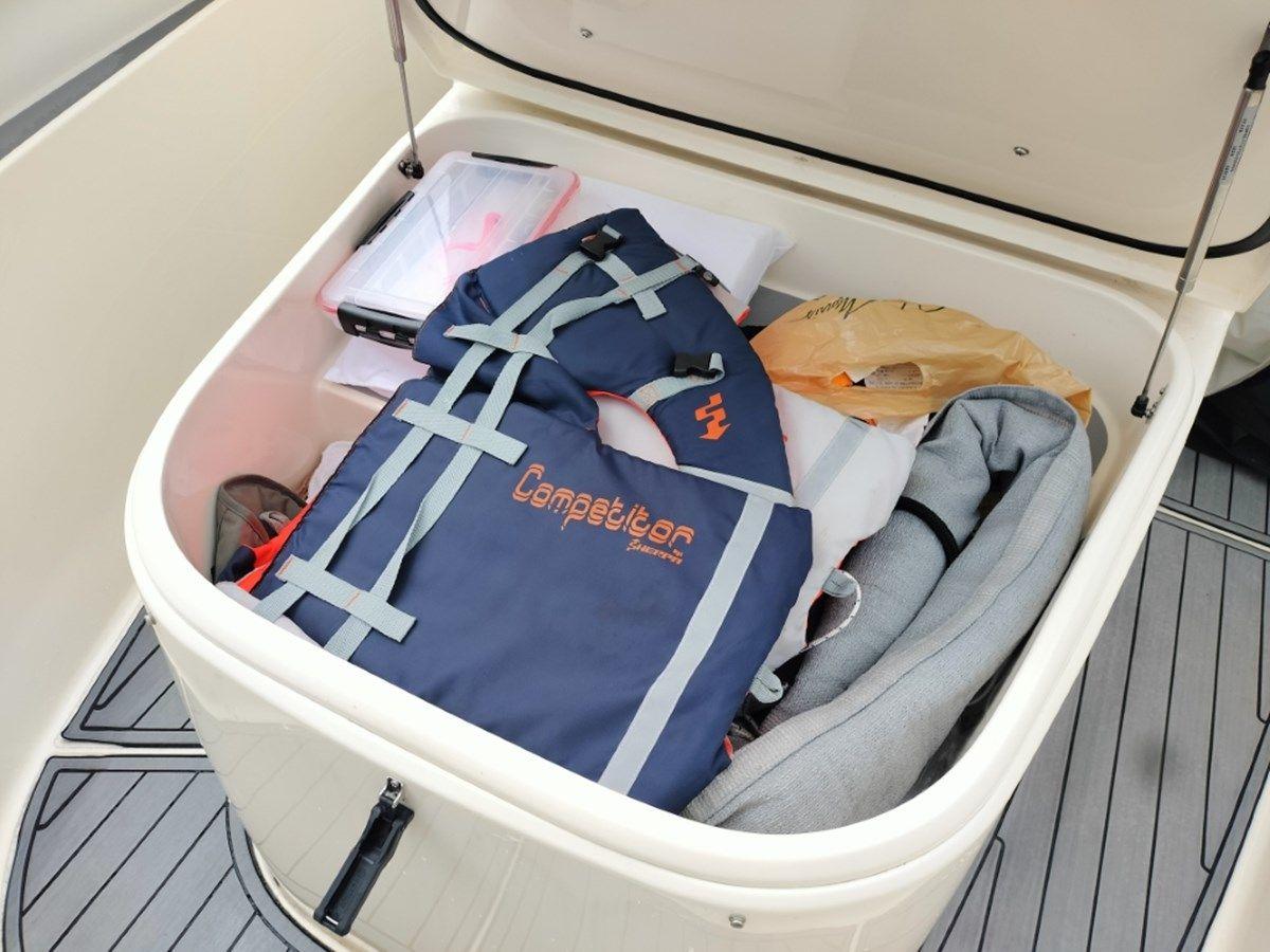 Buy a yacht Forever Intrepid 305 LXF