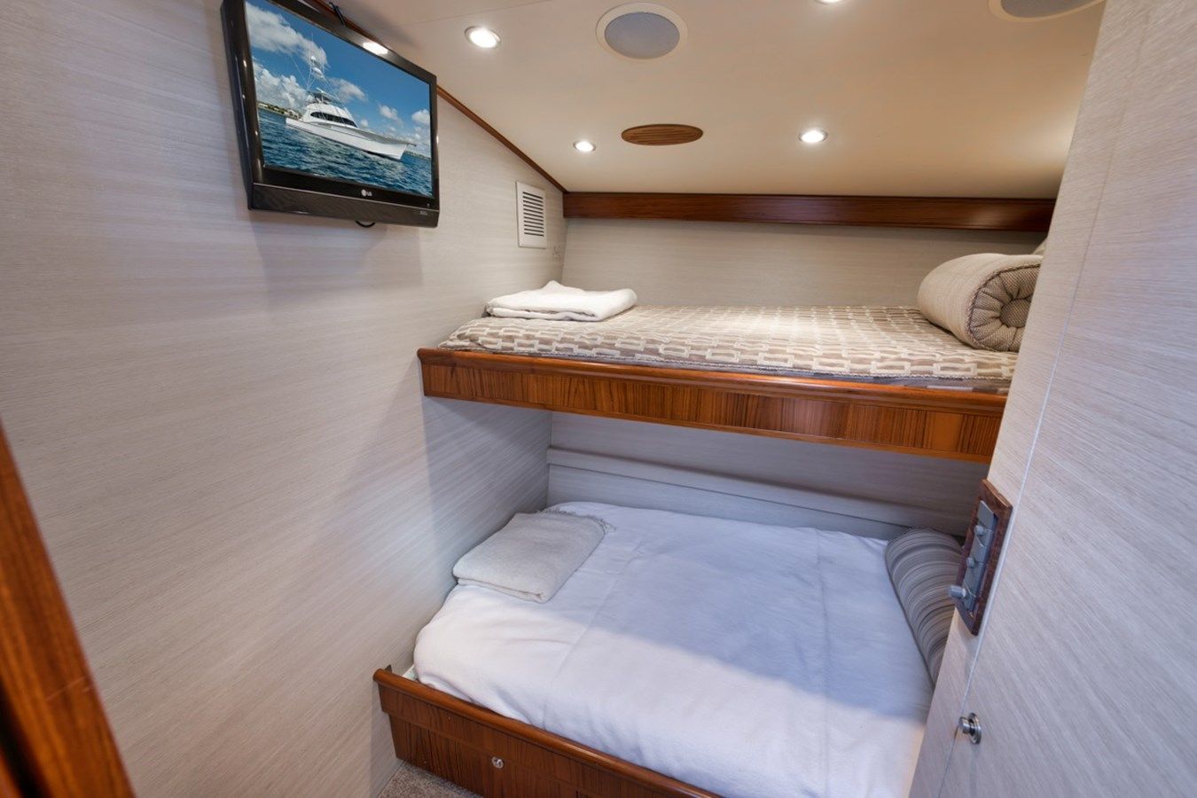 Buy a yacht NO AGENDA Convertible