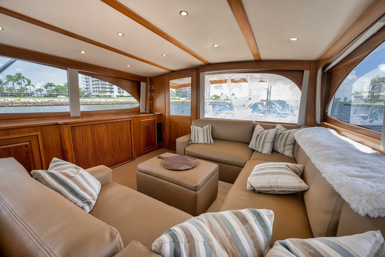 NO AGENDA Convertible yacht sale