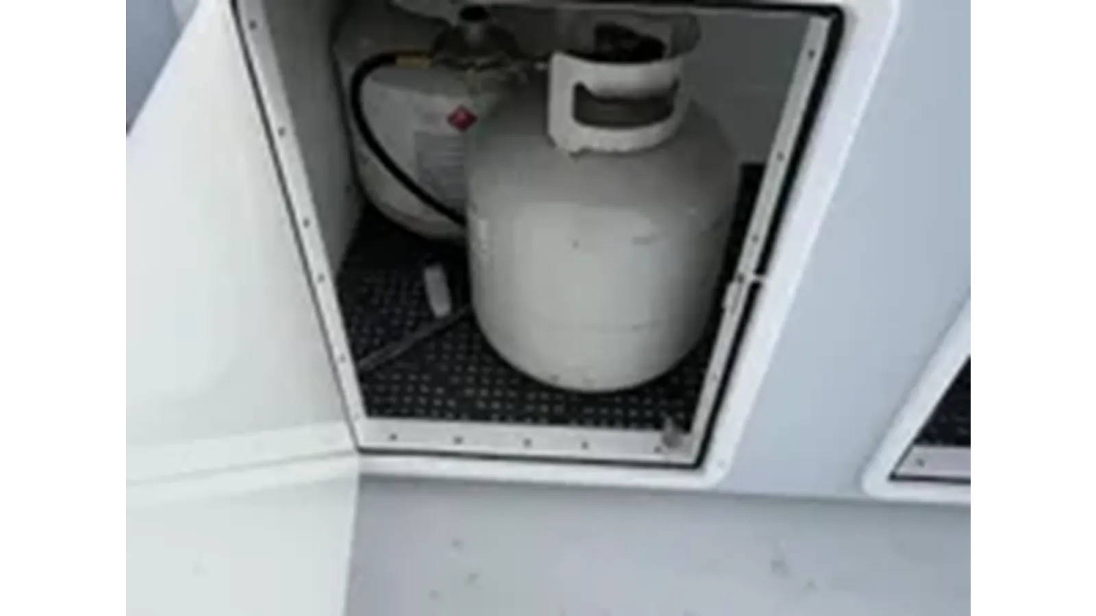 Лучшая цена на 1999 Hatteras 74 Sport Deck Motor Yacht 1999