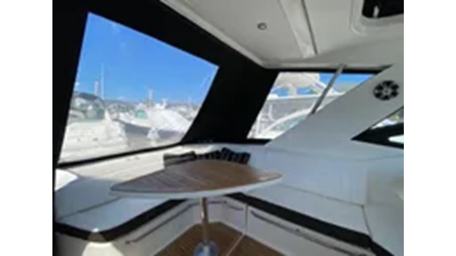 Продажа яхты 2022 Sea Ray 320 Sundancer Outboard - SEA RAY