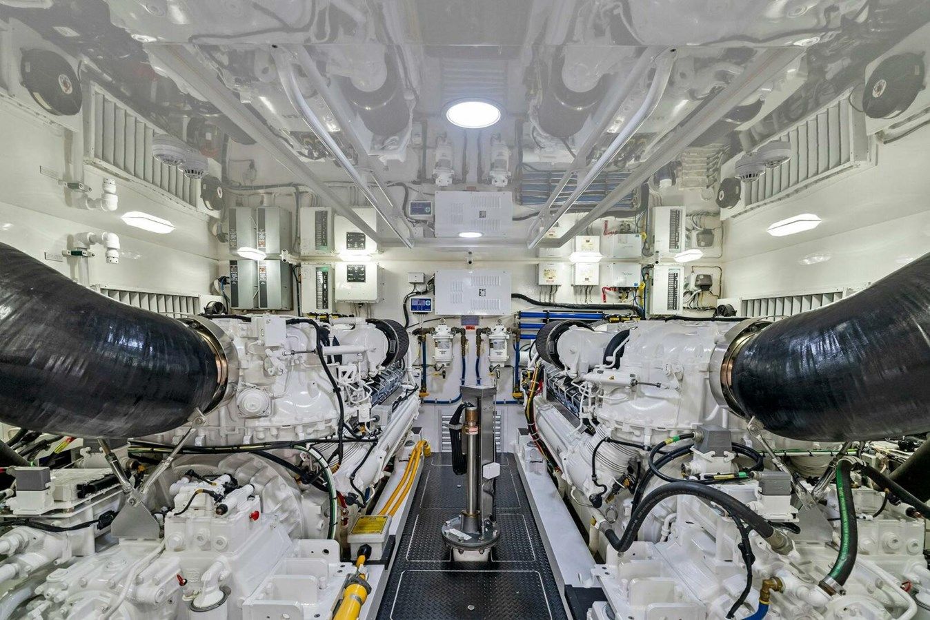 Купить яхту TEAM MAYHEM в Shestakov Yacht Sales