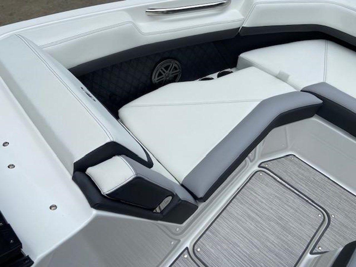 best yacht sales deals 2024 Cobalt R6 26