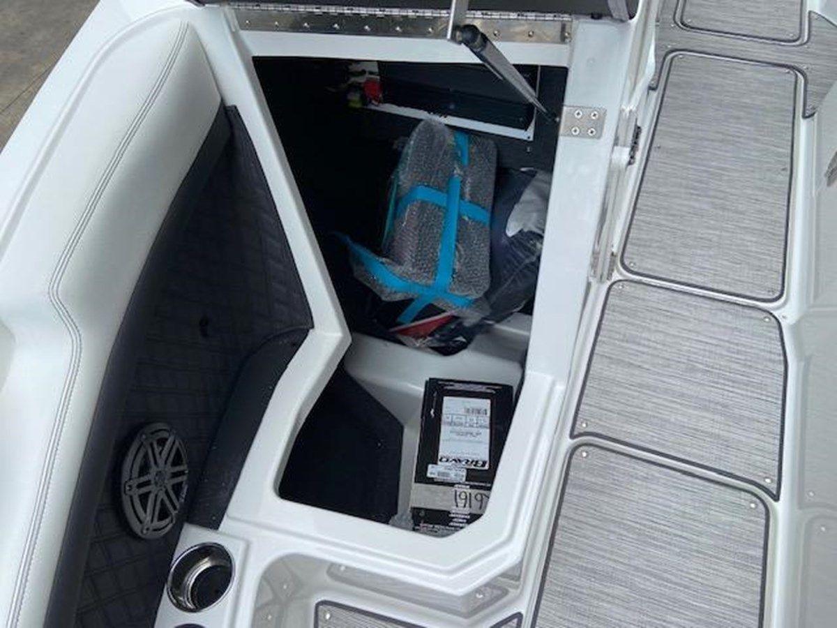 Buy a yacht 2024 Cobalt R6 - COBALT