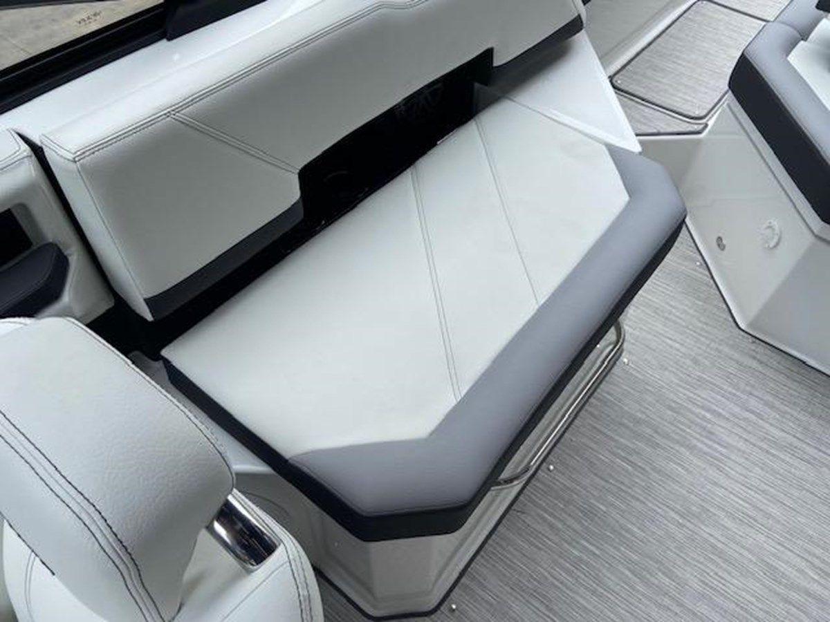 Buy a yacht 2024 Cobalt R6 2024