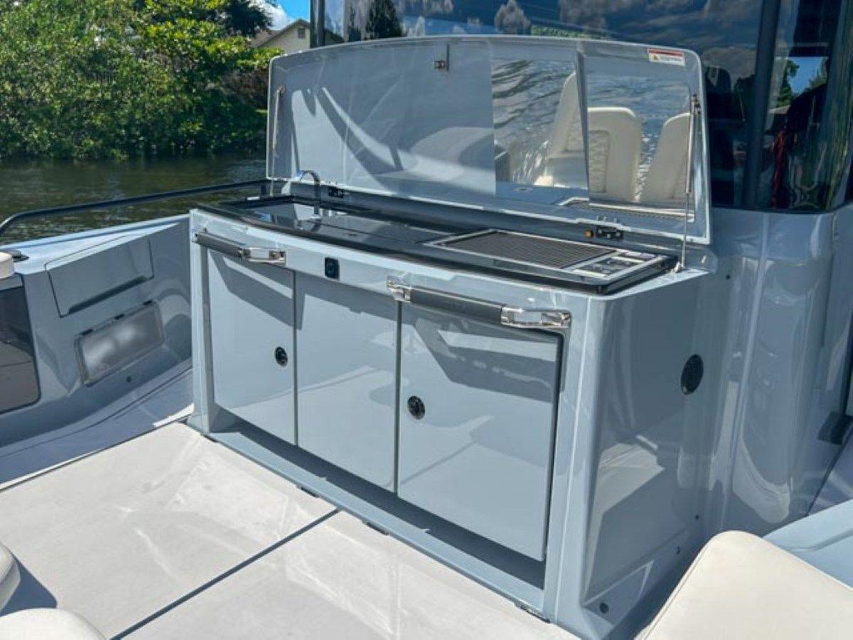 Shadow 1000XC 38 yacht sale