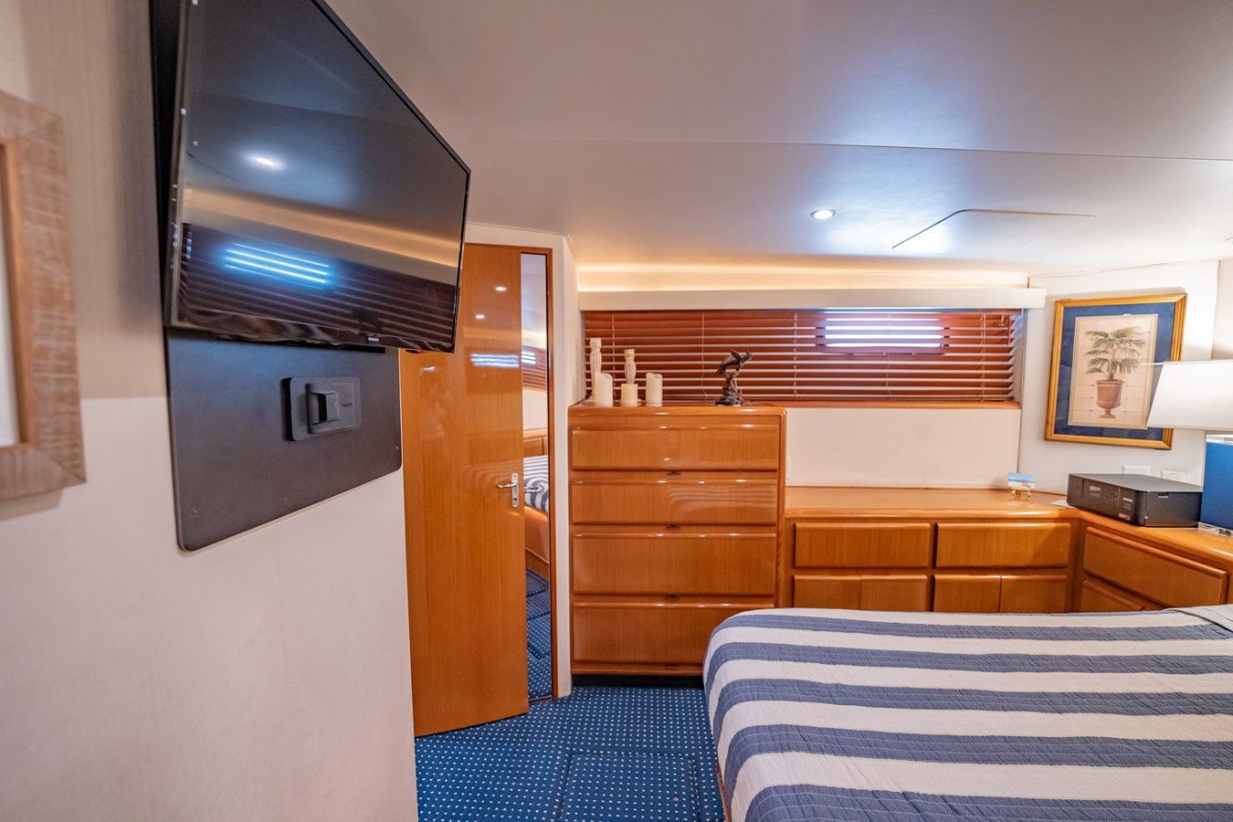 the best price on MOON SHADOW 60 Cockpit Sport