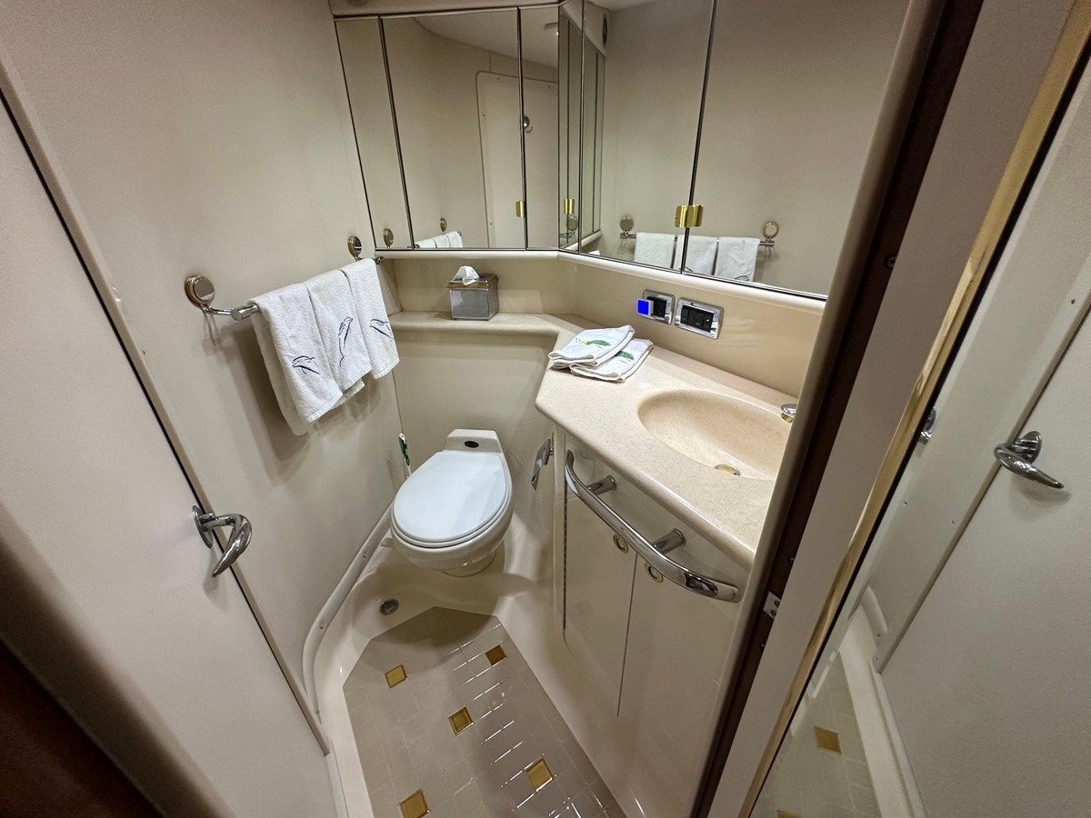 Buy a 2003 Sea Ray 550 Sundancer - SEA RAY at Shestakov Yacht Sales