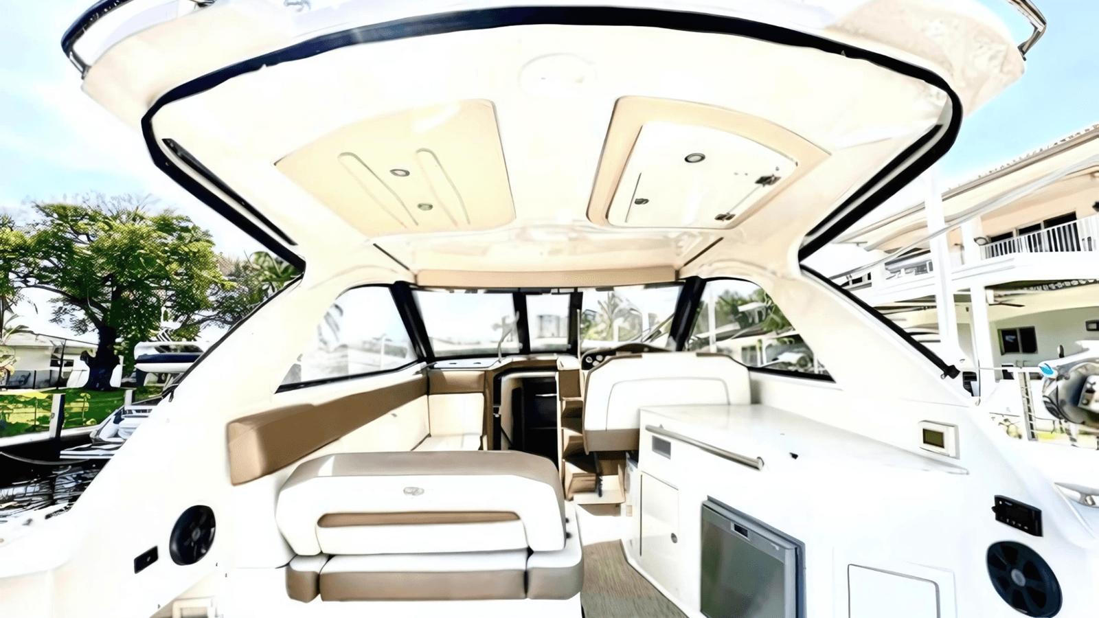 Купить яхту 2017 Regal 35ft Sport Coupe - Regal в Shestakov Yacht Sales