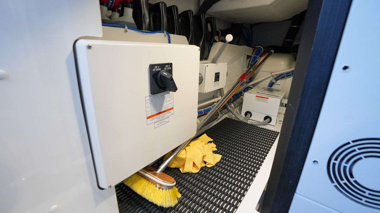 Buy a GT 70 - Hatteras at Shestakov Yacht Sales