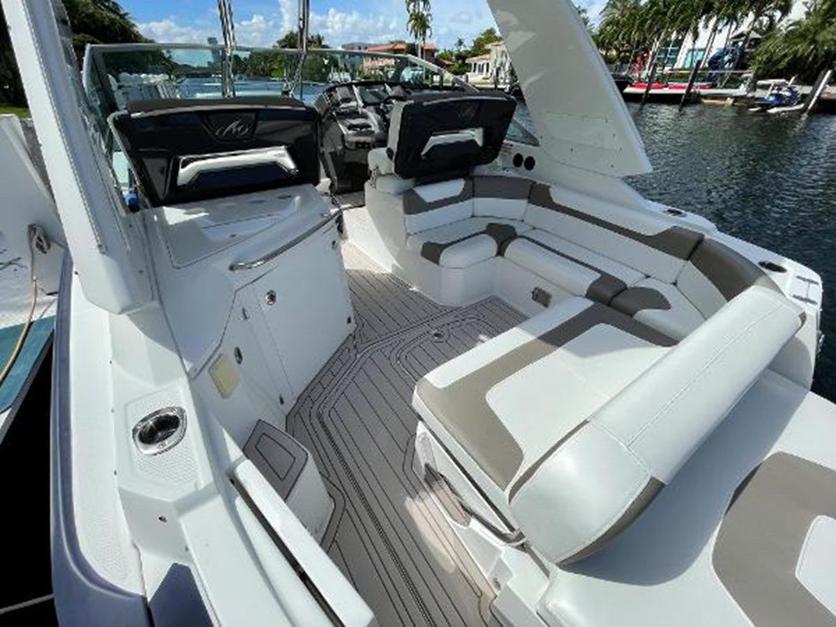 Monterey 335 Sport Yacht 2016