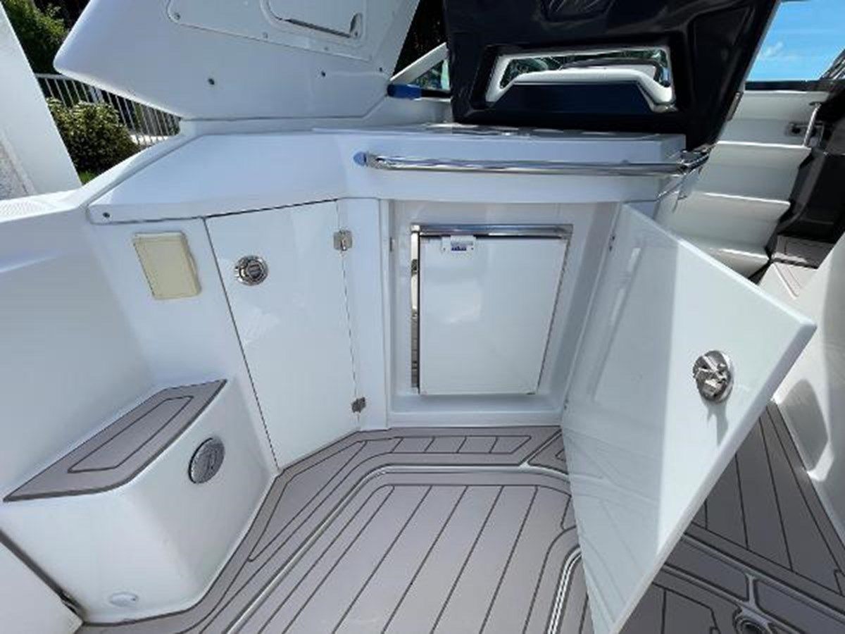 Купить Monterey 335 Sport Yacht 2016