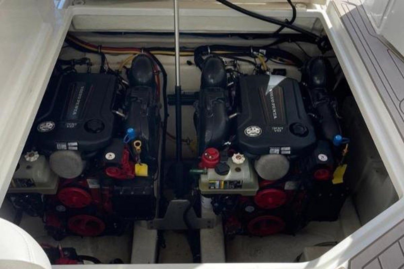 Купить яхту Monterey 335 Sport Yacht 335 Sport Yacht в Shestakov Yacht Sales