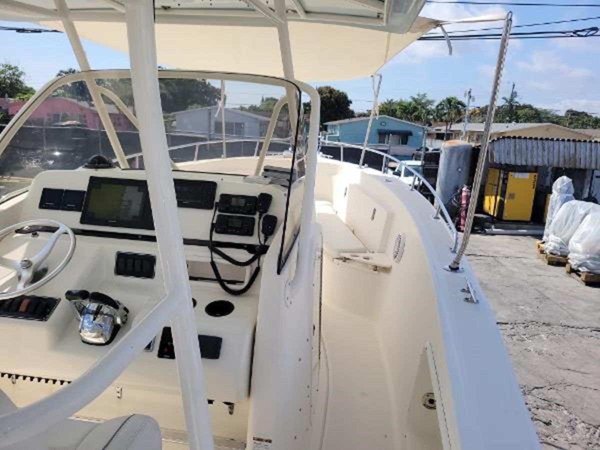 best yacht sales deals Pursuit 3070 Center Console 32