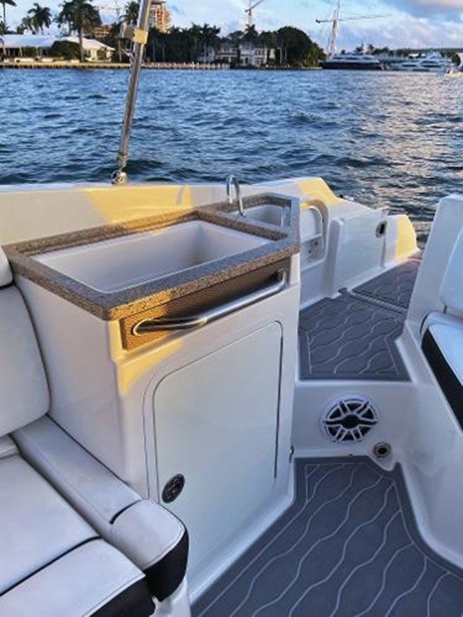 the best price on Sea Ray 290 Sundeck 2015