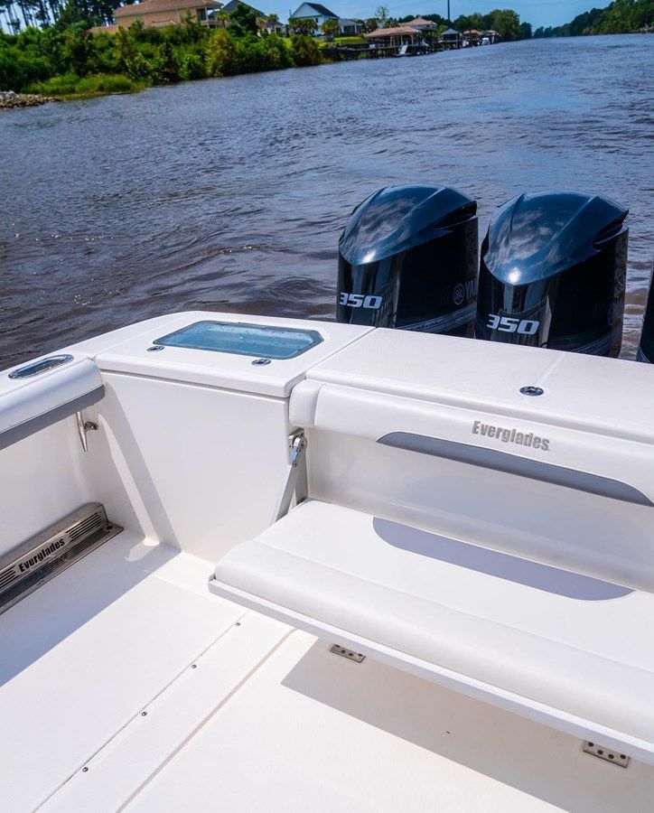 the best price on 2018 Everglades 435 Center Console
