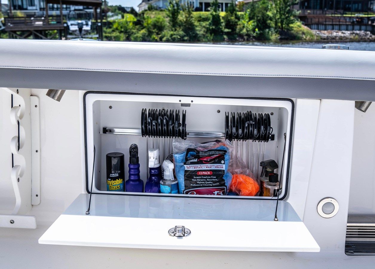 Buy a yacht 2018 Everglades 435 Center Console - Everglades