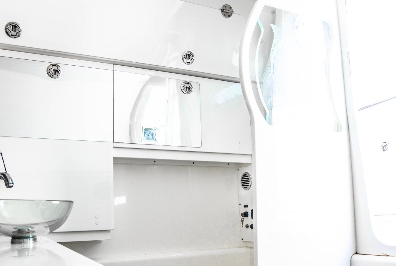 Buy a yacht 2018 Everglades 435 Center Console 2018