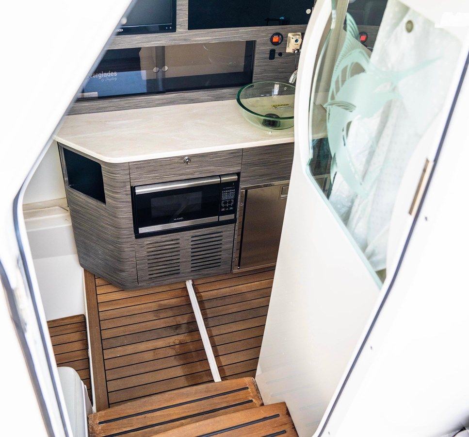 Buy a 2018 Everglades 435 Center Console - Everglades at Shestakov Yacht Sales