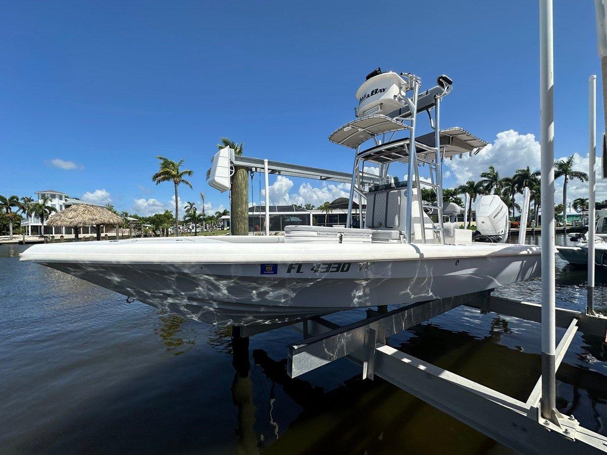 the best price on 2024 Lake & Bay 25 Open