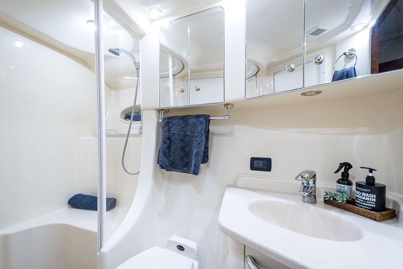 2002 Sea Ray 540 Cockpit Motor Yacht
