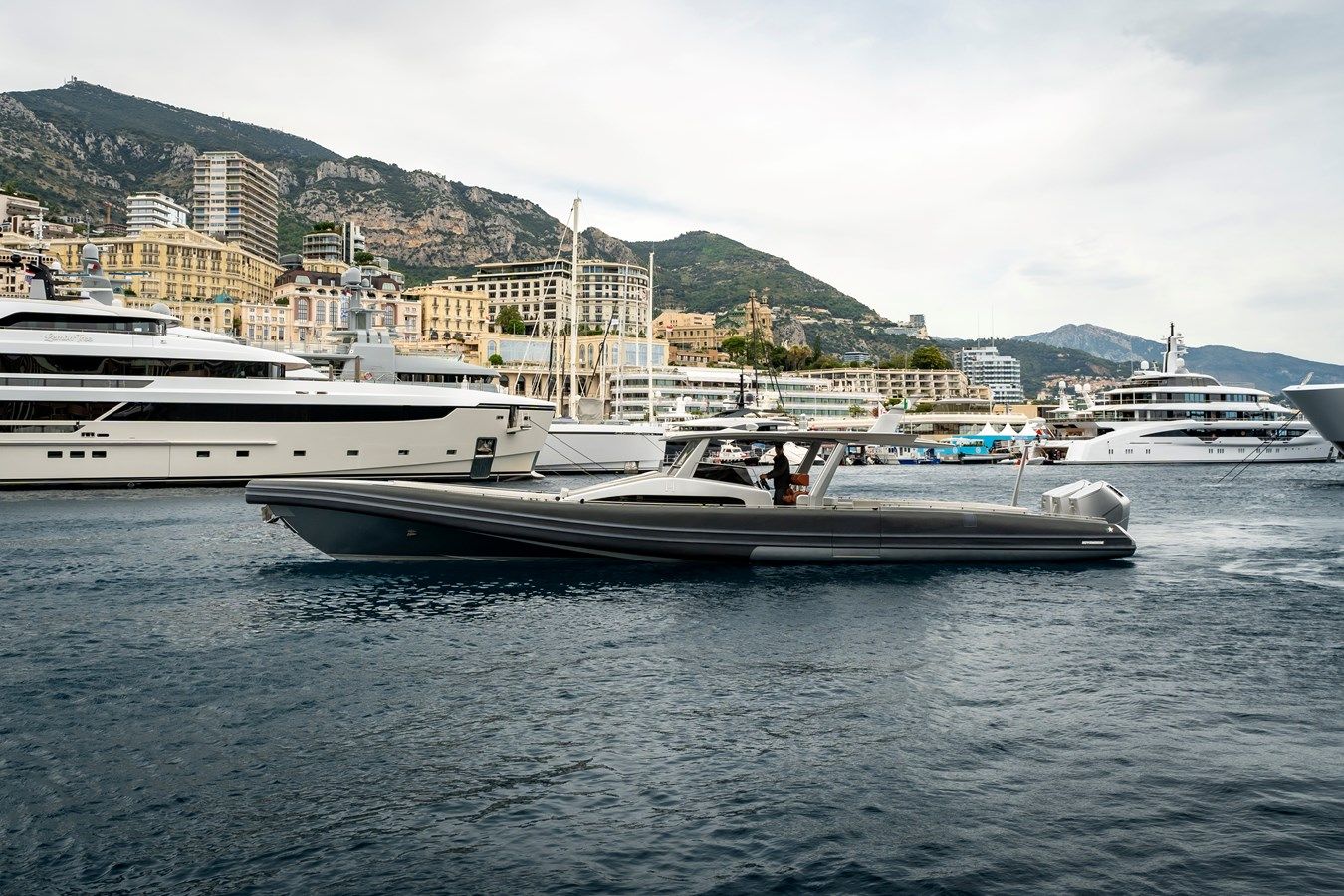 Стоимость яхты H2 Black Shiver 160