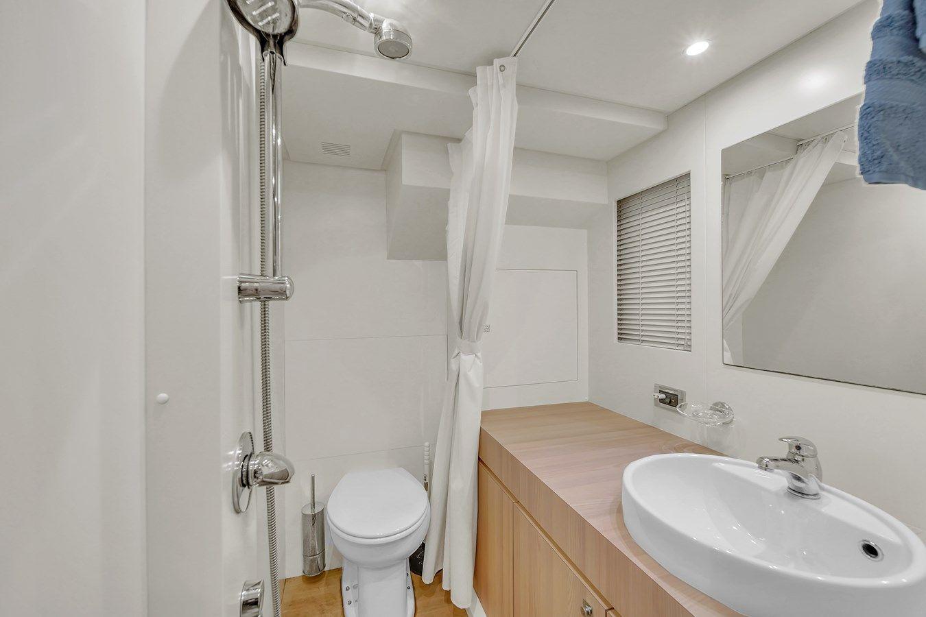 Купить 95 Raised Pilothouse 2017