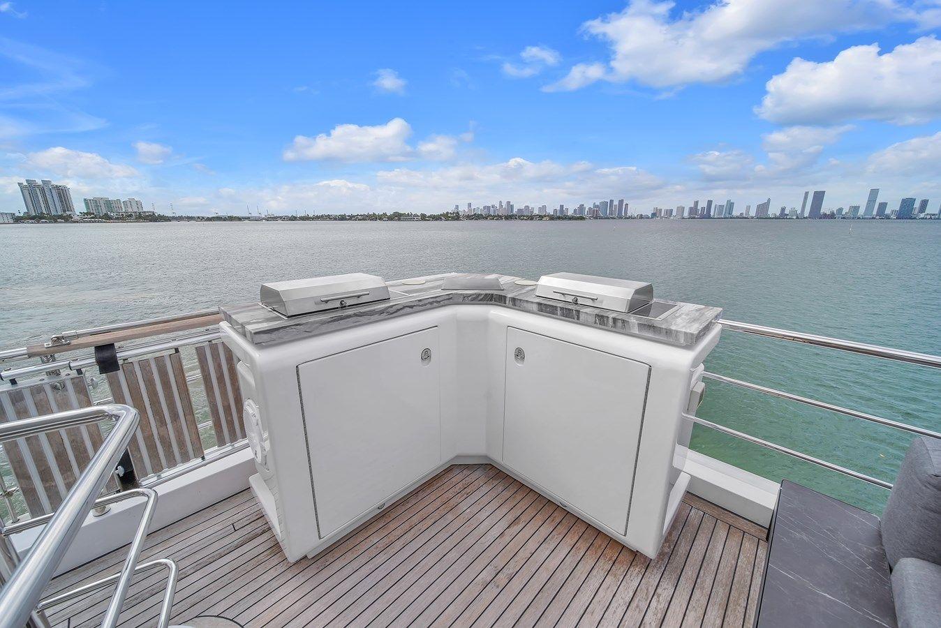 Лучшая цена на 95 Raised Pilothouse 2017