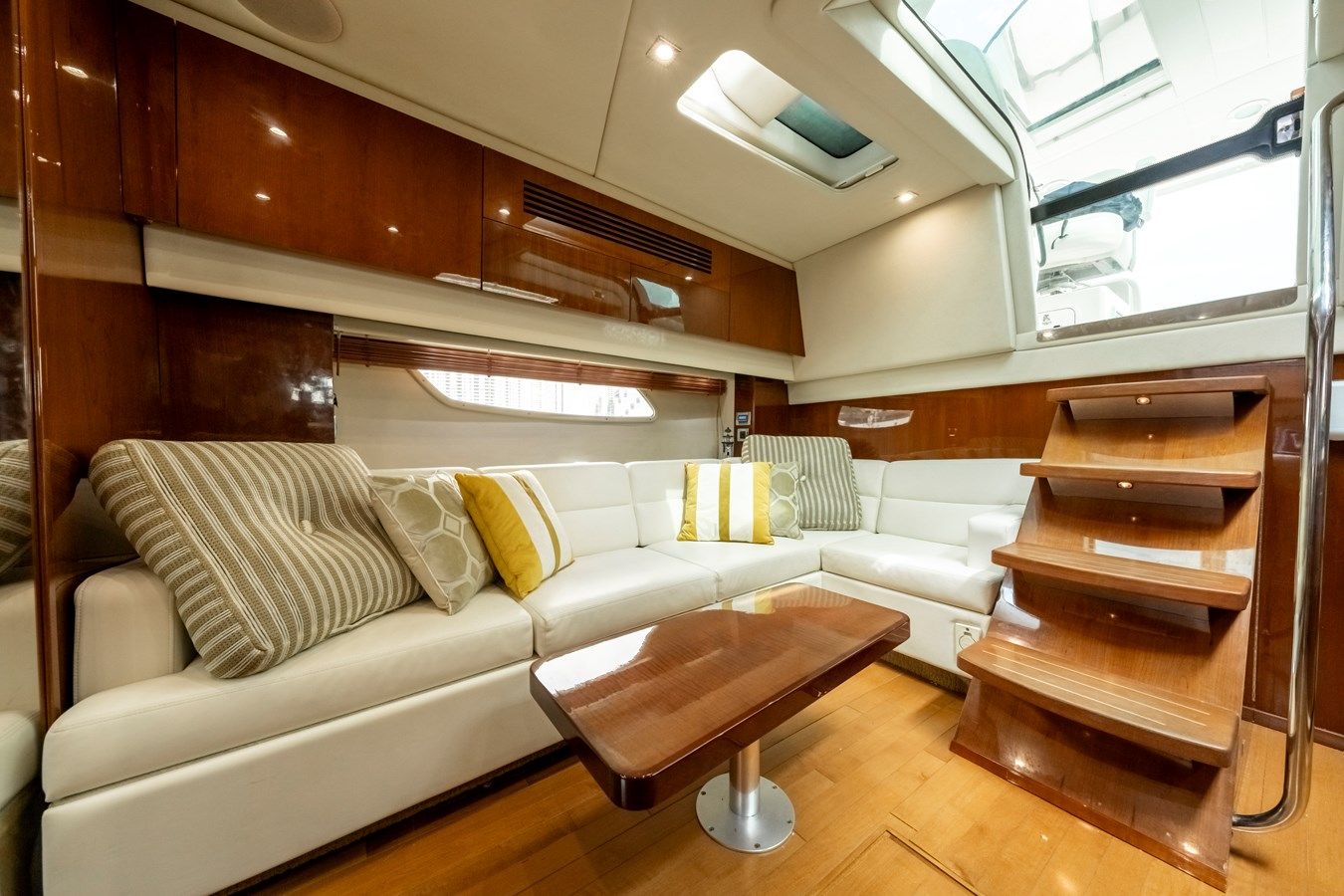 Купить яхту 43 Sundancer 43 в Shestakov Yacht Sales