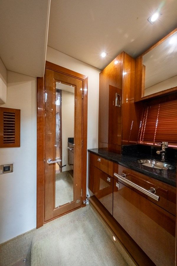 Купить яхту 43 Sundancer 43 Sundancer в Shestakov Yacht Sales