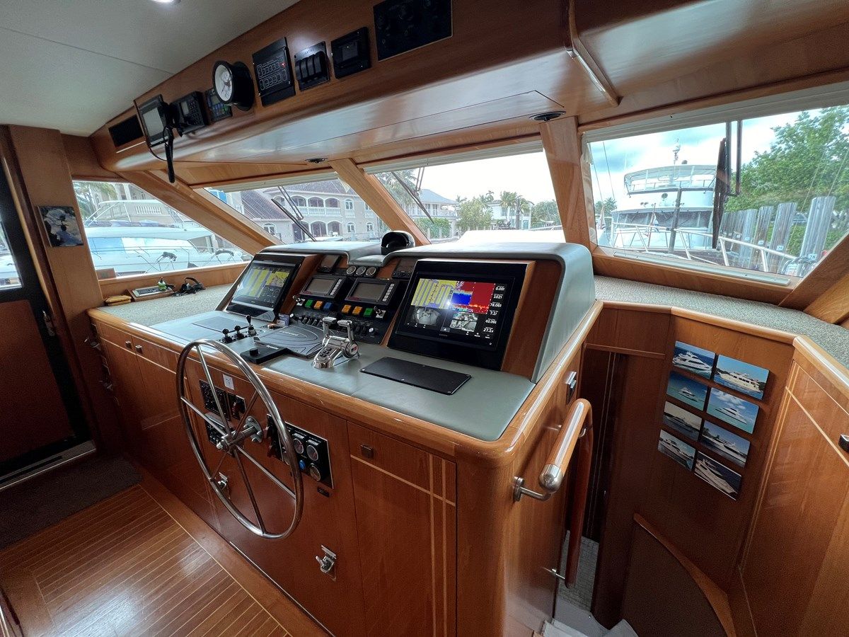 the best price on Pomboo 1998