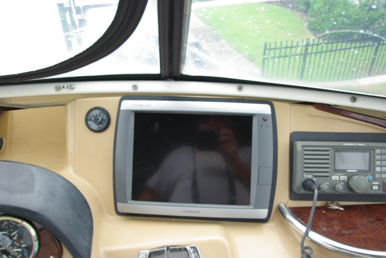 2001 Carver 444 Cockpit Motoryacht