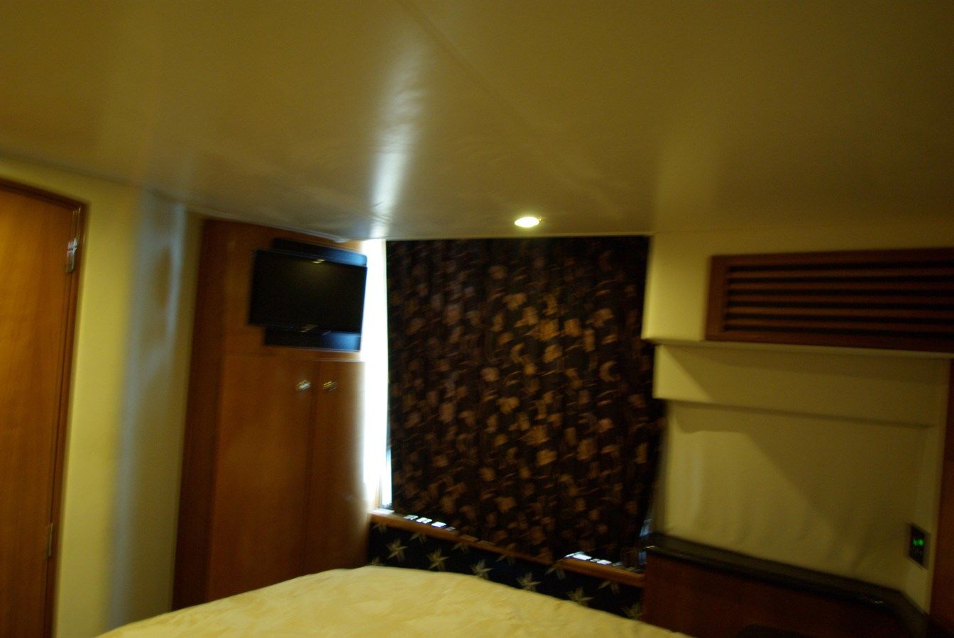 Buy a yacht 2001 Carver 444 Cockpit Motoryacht - Carver Yachts