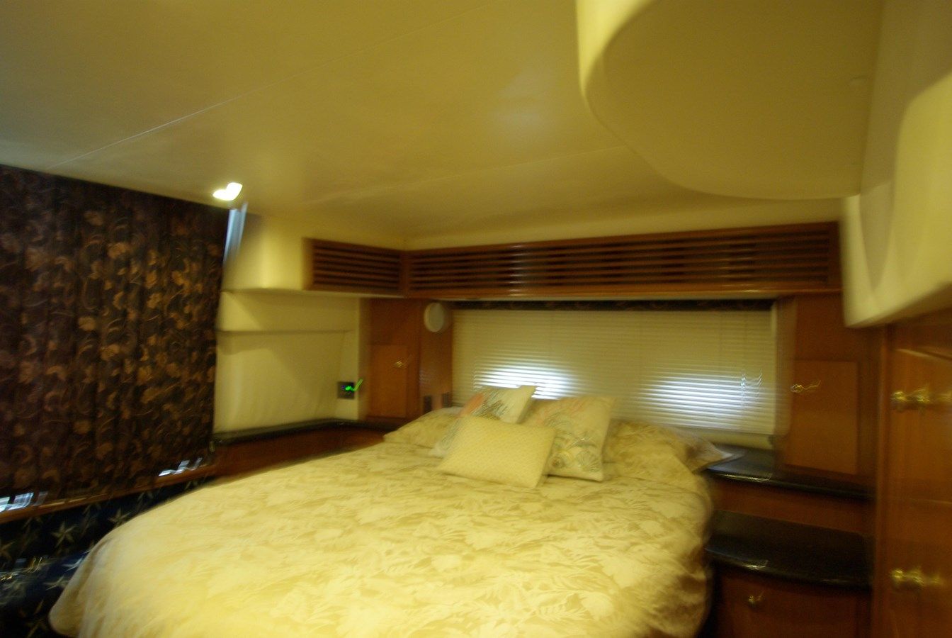 Buy a yacht 2001 Carver 444 Cockpit Motoryacht 2001