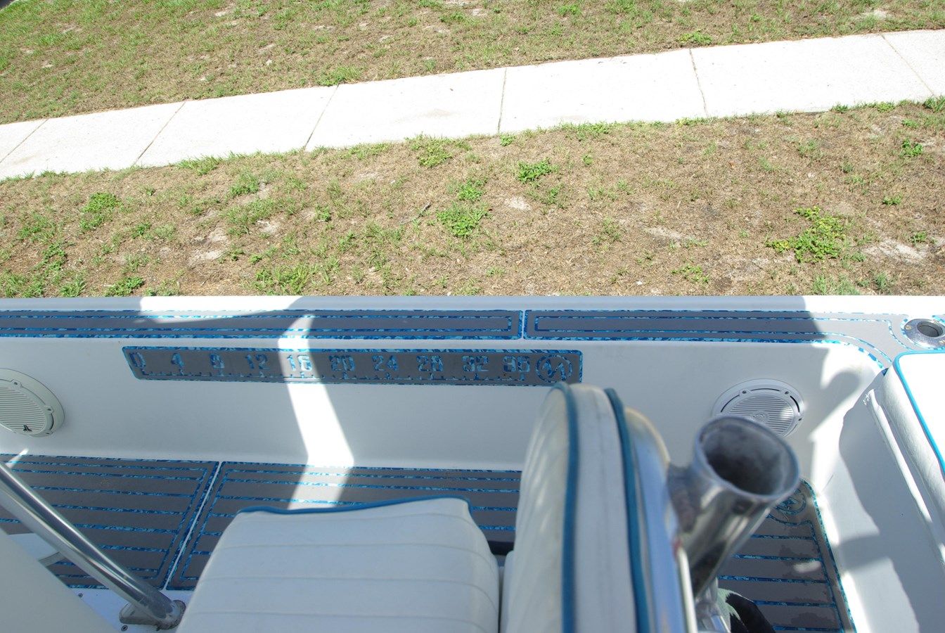 Лучшая цена на 2010 Cape Horn Center Console 23