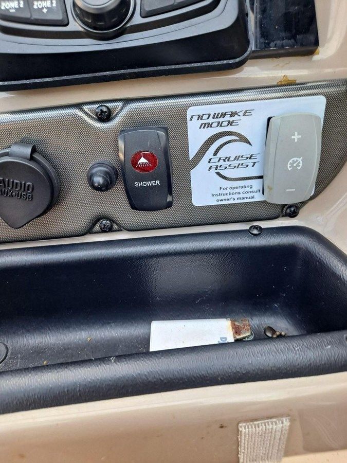 the best price on No Name 2013