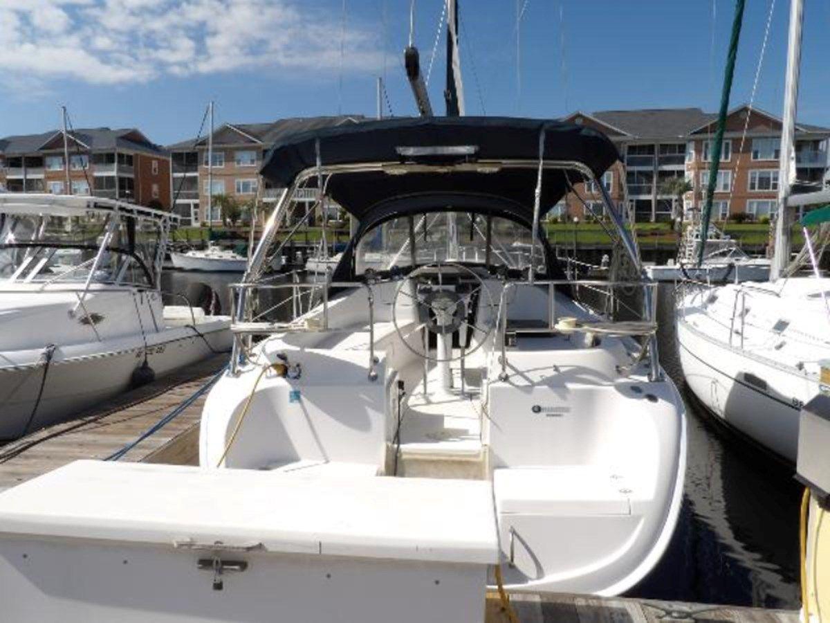 Buy a 356 - HUNTER at Shestakov Yacht Sales