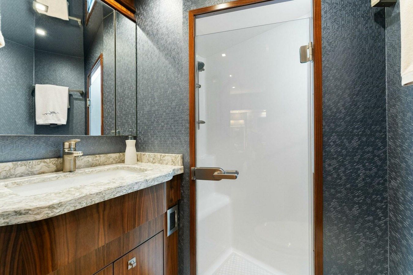 Лучшая цена на Aussie Rules 92 Enclosed Bridge