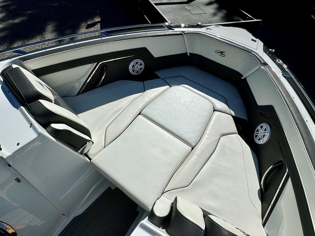 Buy a yacht 2019 Monterey 278 SS KNX 2019