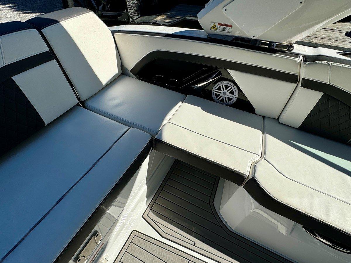 Buy a 2019 Monterey 278 SS KNX 26 at Shestakov Yacht Sales