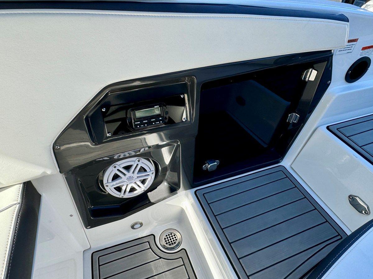 Buy a yacht 2019 Monterey 278 SS KNX - MONTEREY