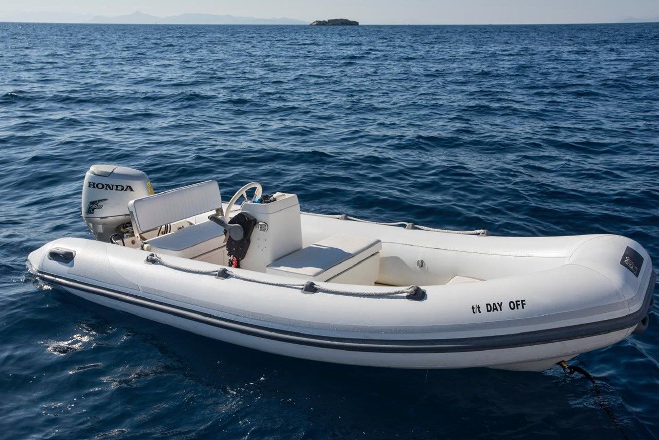 Buy a FERRETTI 881 at Shestakov Yacht Sales