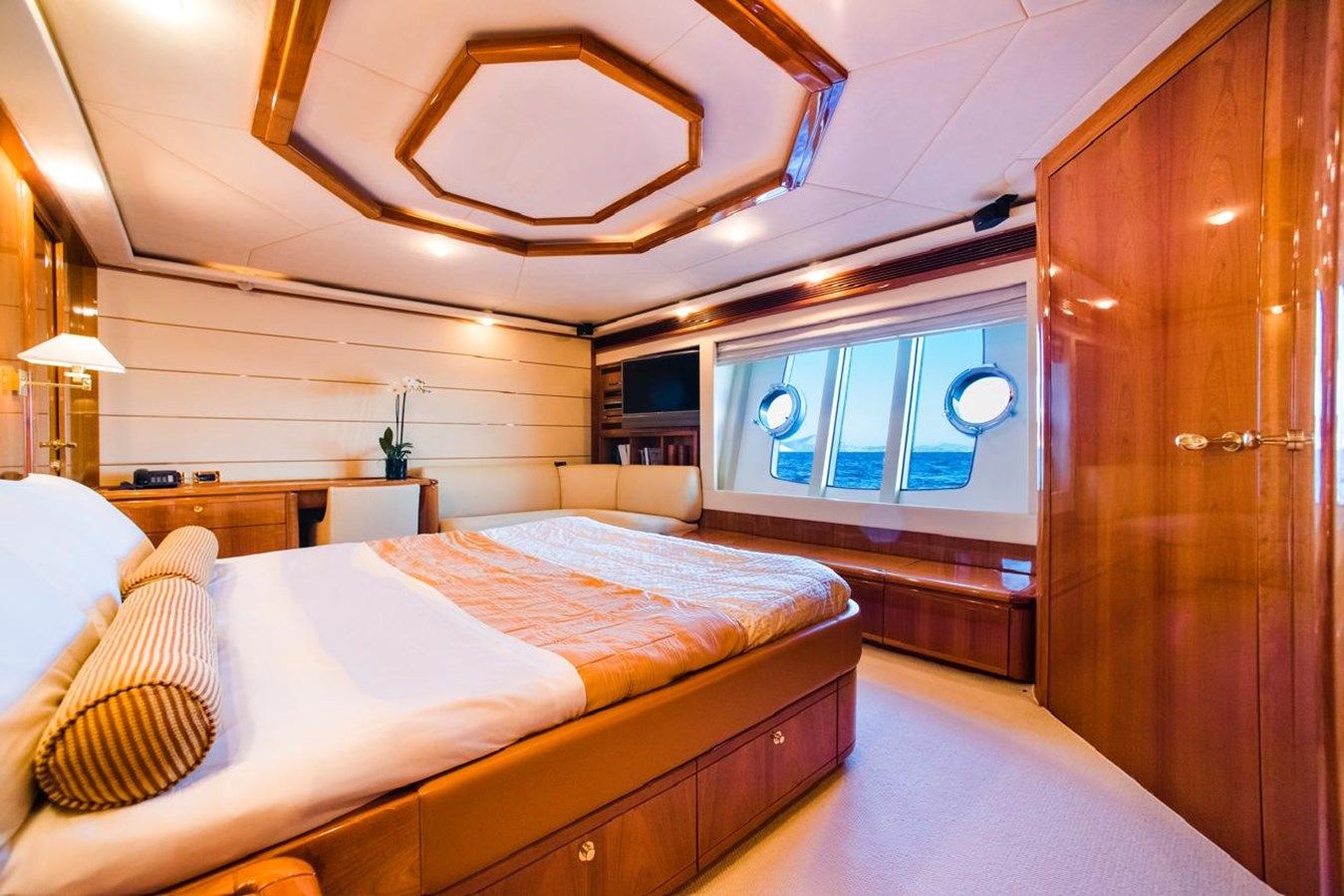 Buy a yacht FERRETTI 881 88