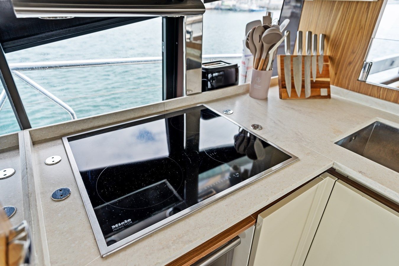 SLIDE - Absolute Yachts