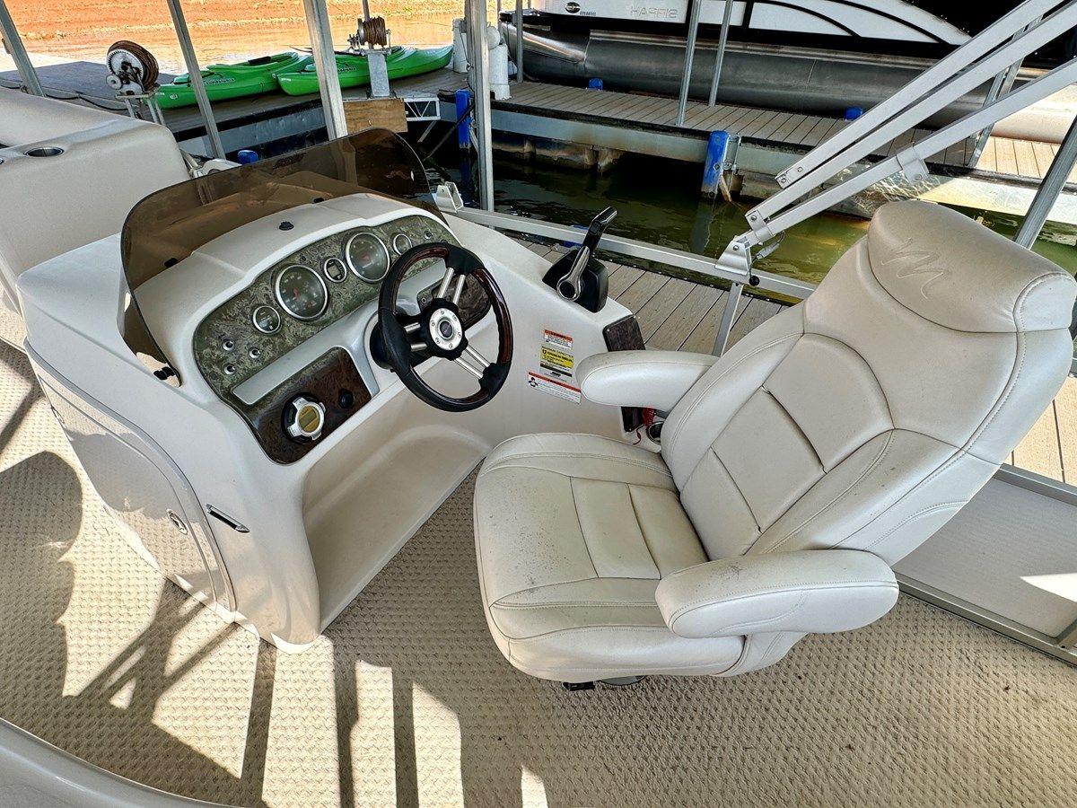 Купить яхту 08 Manitou Legacy 24 Tritoon NLDF - MANITOU в Shestakov Yacht Sales